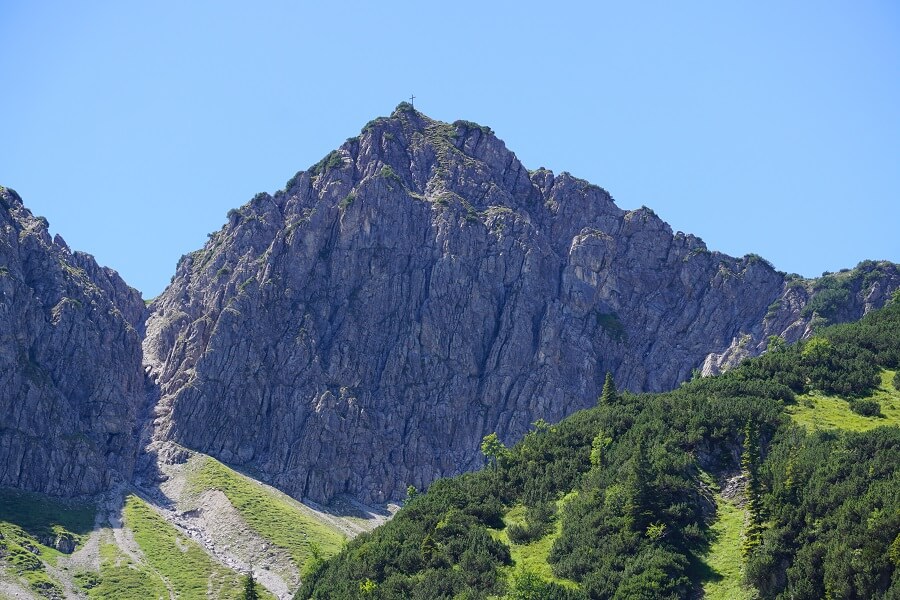 Hoher Berg mit Gipfelkreuz