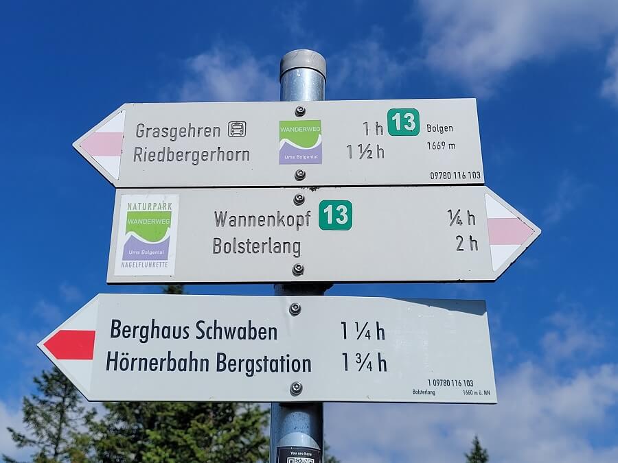 Wegweiser für Wanderwege zum Riedberger Horn