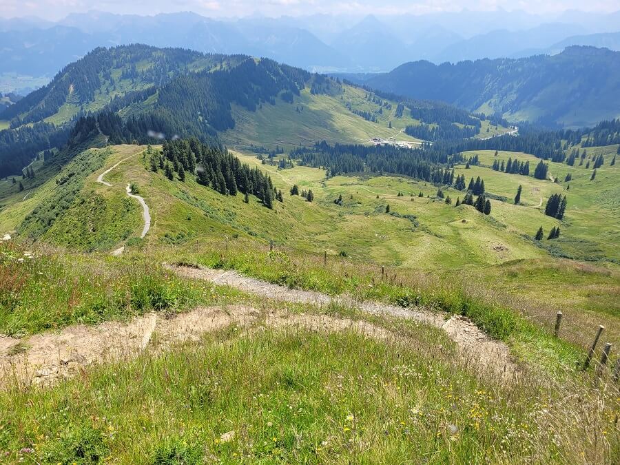 Wanderwege am Riedberger Horn mit Aussicht auf die Alpen