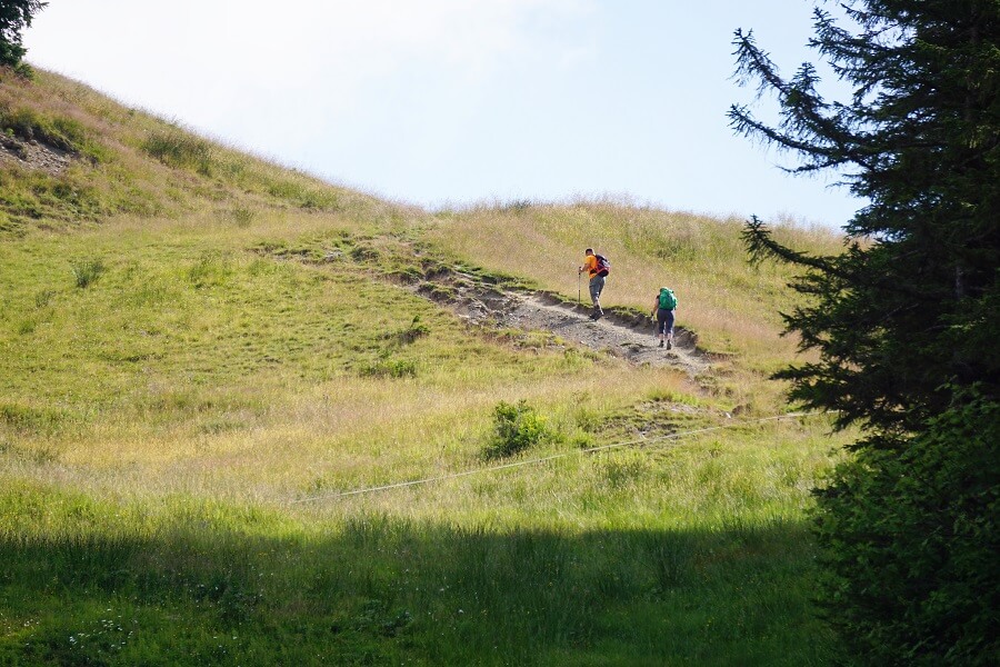 Zwei Wanderer wandern den Berg hinauf