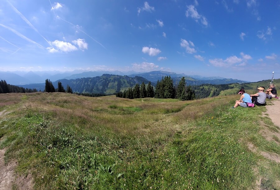 Blick vom Aussichtspunkt Bolgen auf die Alpen