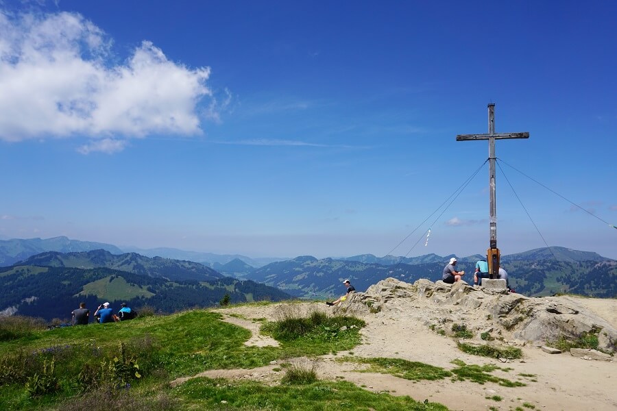 Gipfelkreuz vom Riedberger Horn mit toller Aussicht