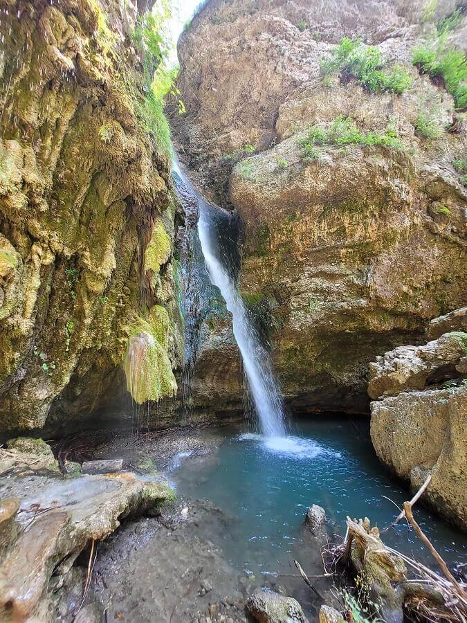 Schöner Wasserfall zwischen zwei Felsen