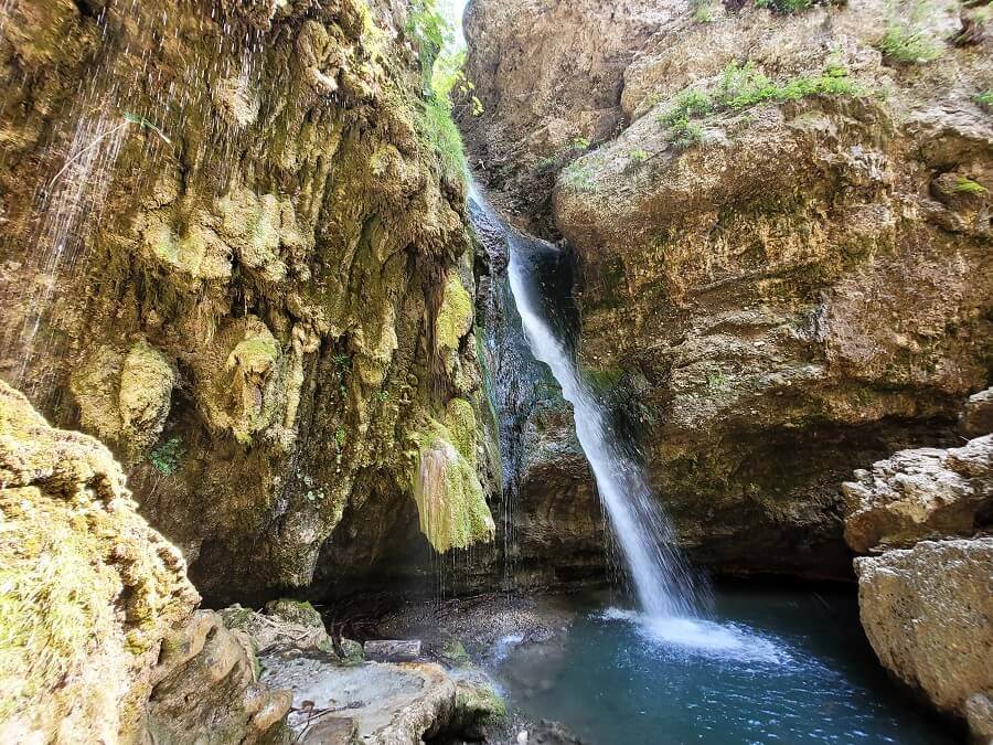 Wasserfall mit tiefem Gumpen