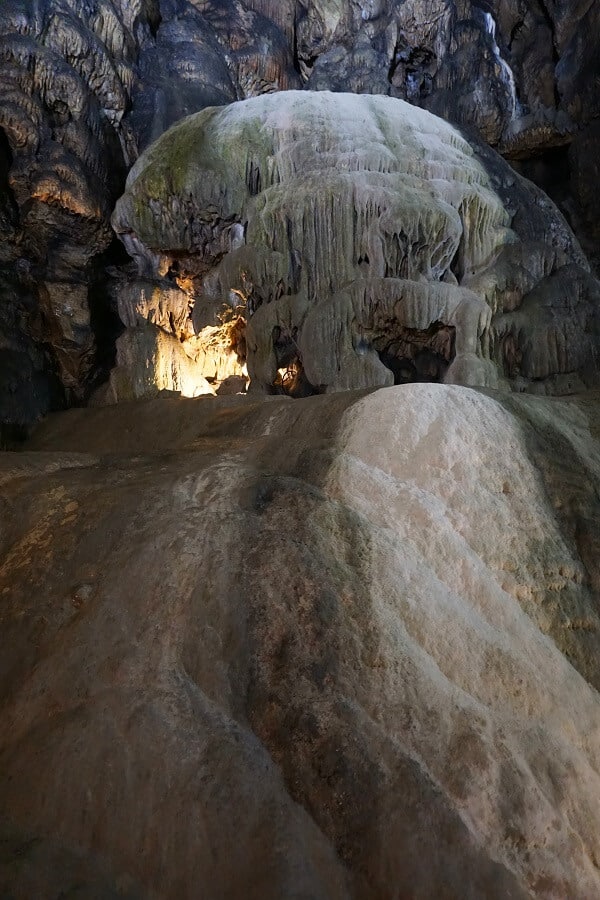 Stalagmiten, Stalaktiten und Stalagnaten in Höhle