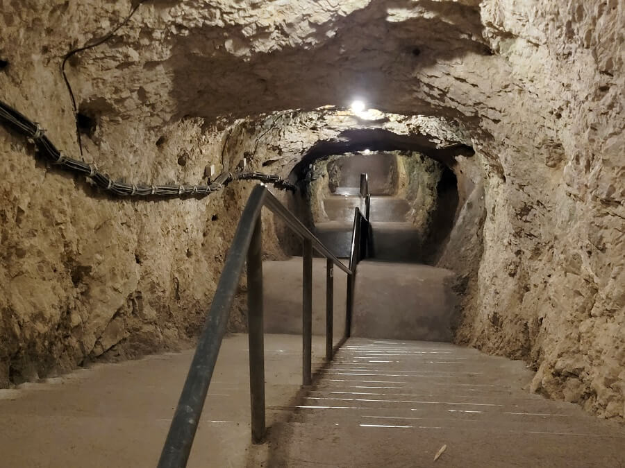 Abstieg über Treppen in eine Höhle