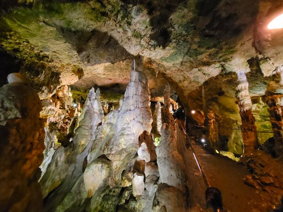 Stalagmiten, Stalaktiten und Stalagnaten in Höhle