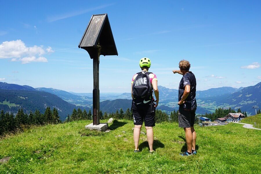 Zwei Personen genießen Aussicht beim Wandern am Söllereck