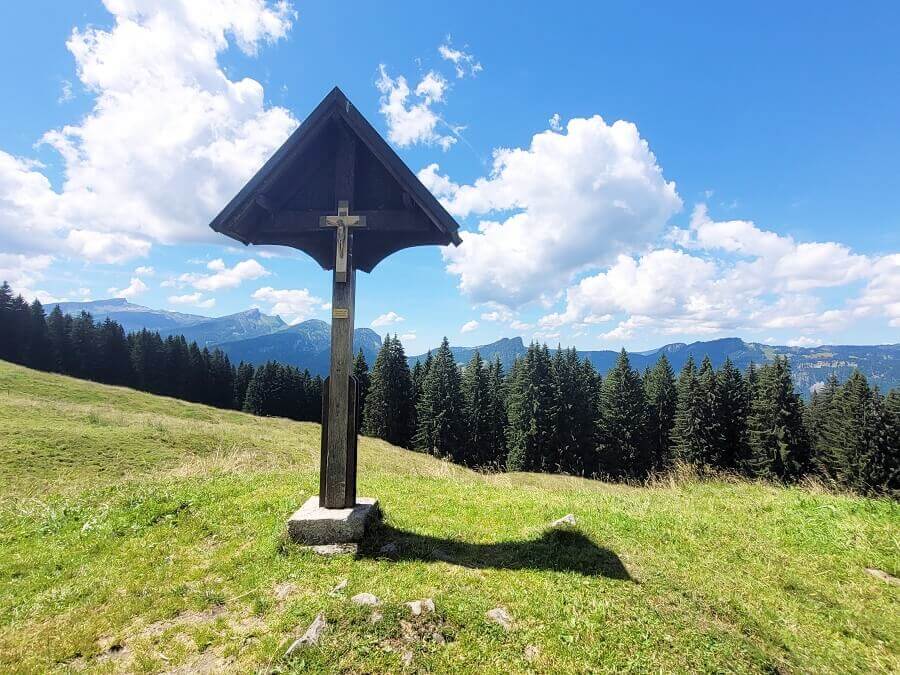 Kreuz auf dem Kleinwalsertal Panoramaweg vom Söllereck nach Riezlern