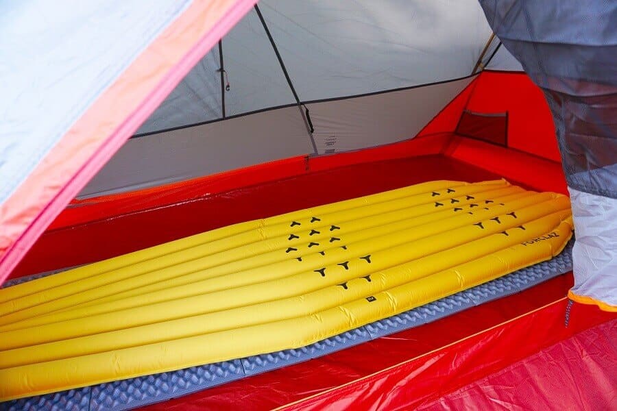 Luftmatratze und Isomatte im Decathlon Zelt