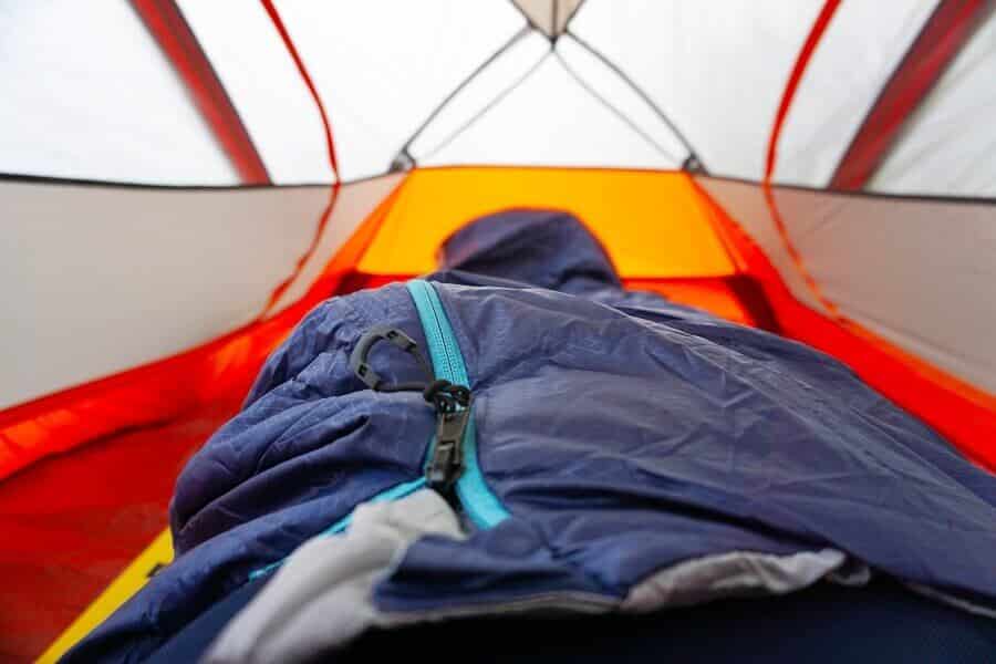 Schlafsack im Decathlon Zelt