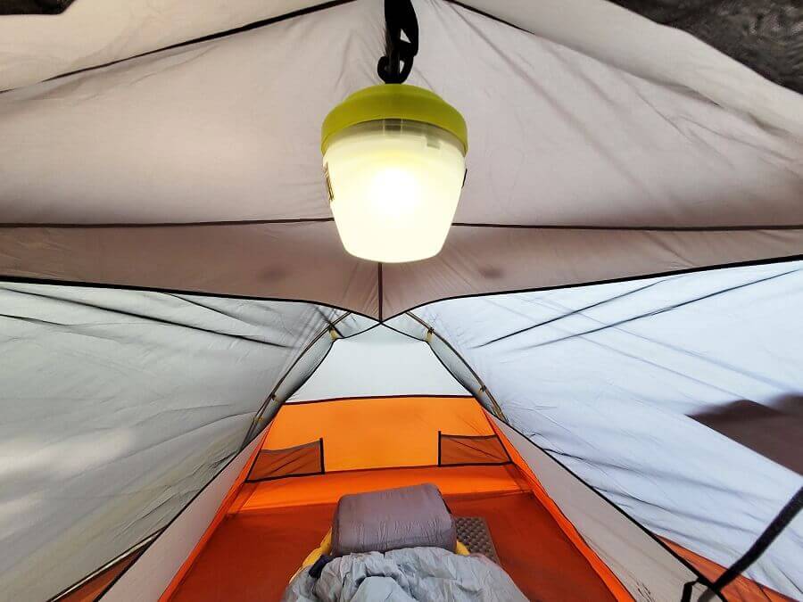 Campinglampe im Decathlon Zelt