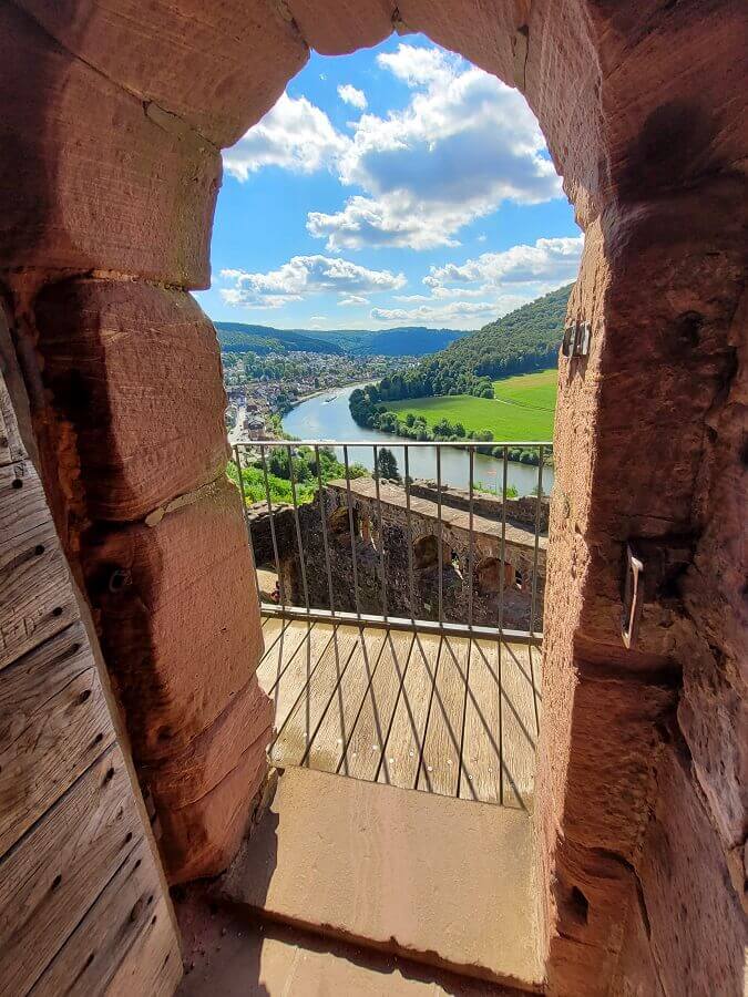 Schöne Aussicht auf Neckar durch Torbogen