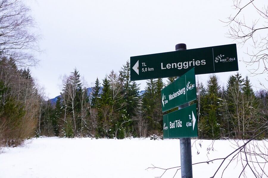 Wegweiser für Winterwanderweg nach Lenggries