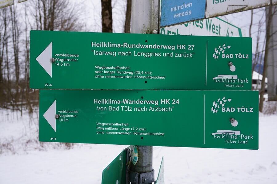 Wegweiser für Winterwanderwege nach Lenggries und Arzbach
