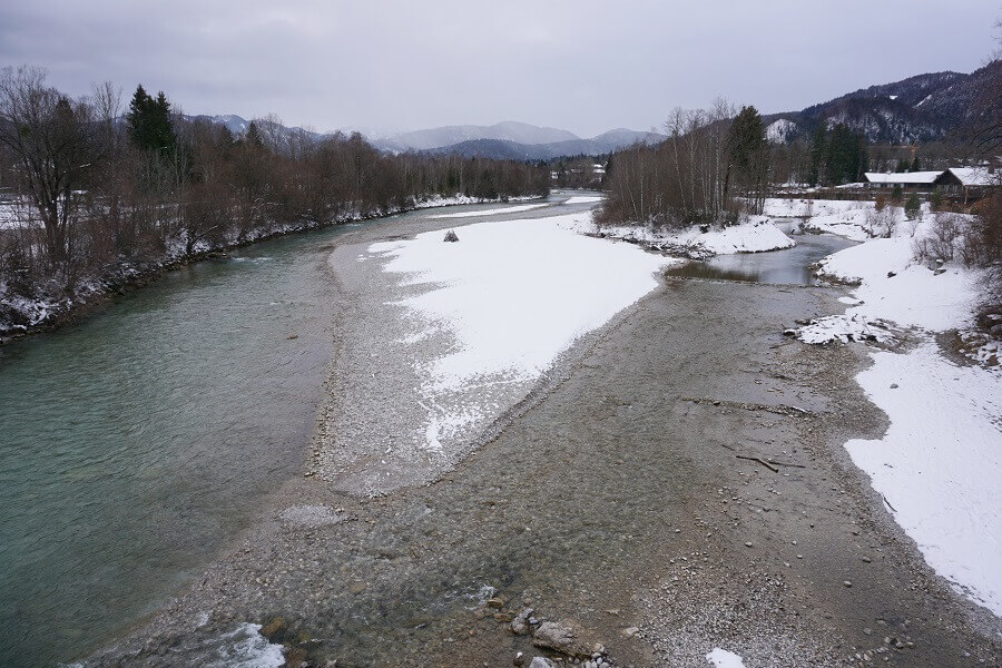 Verschneite Flusslandschaft