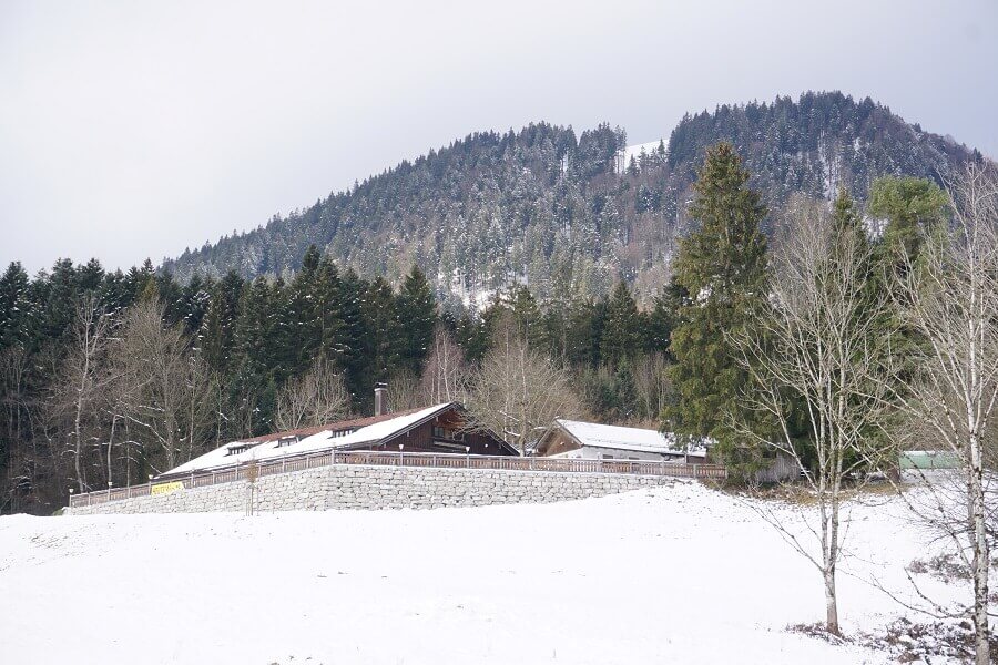 Berghütte an verschneitem Winterwanderweg