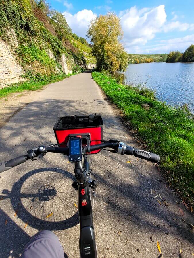 Fahrradlenker auf Radweg am Neckar