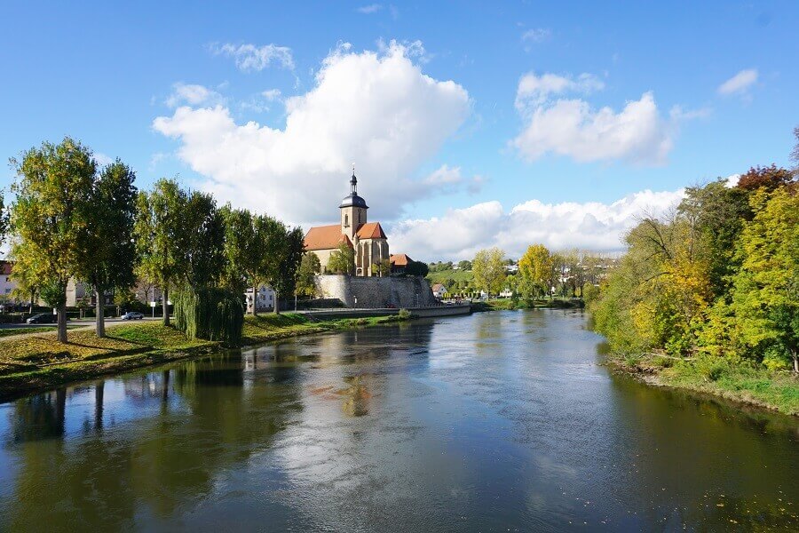 Blick auf eine Kirche am Neckar