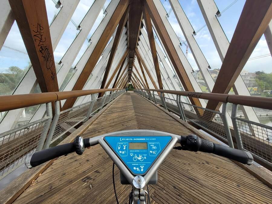 Fahrrad auf einer schönen Brücke auf dem Remstal Radweg