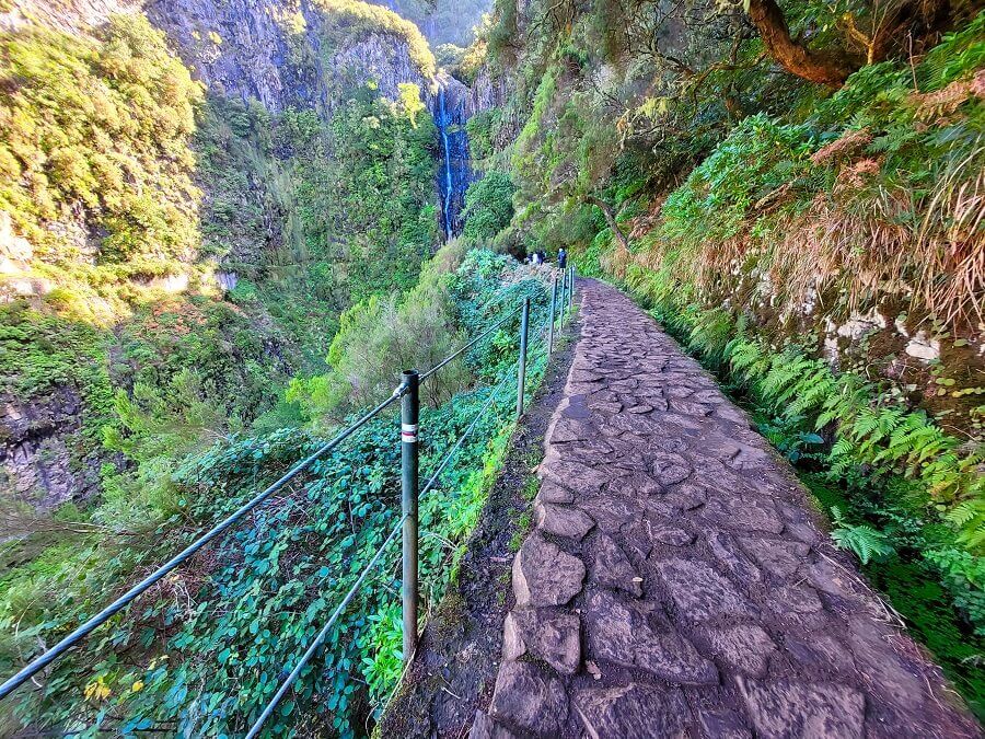 Gleich an zwei spektakulären Wasserfällen entlang führt der Wanderweg PR 6 "Levada das 25 Fontes"!