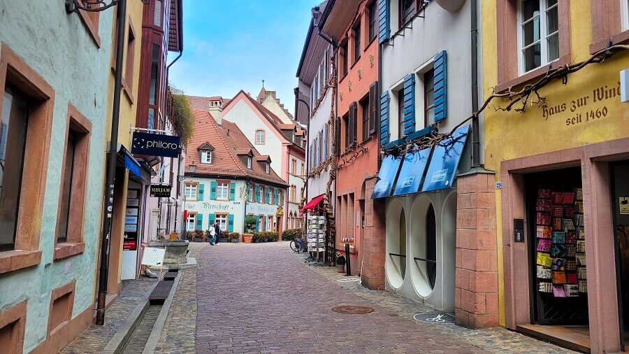 Schöne alte Strasse in Freiburgs Innenstadt