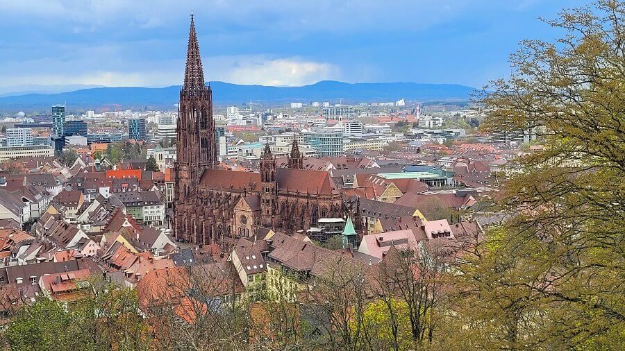 Aussicht über Freiburg bis zu den Vogesen