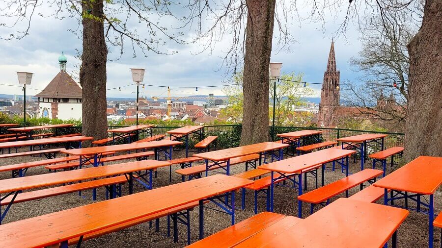 Sitzbänke in einem Biergarten in Freiburg