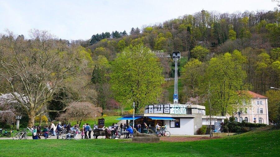 Talstation mit Biergarten der Schlossbergbahn in Freiburg