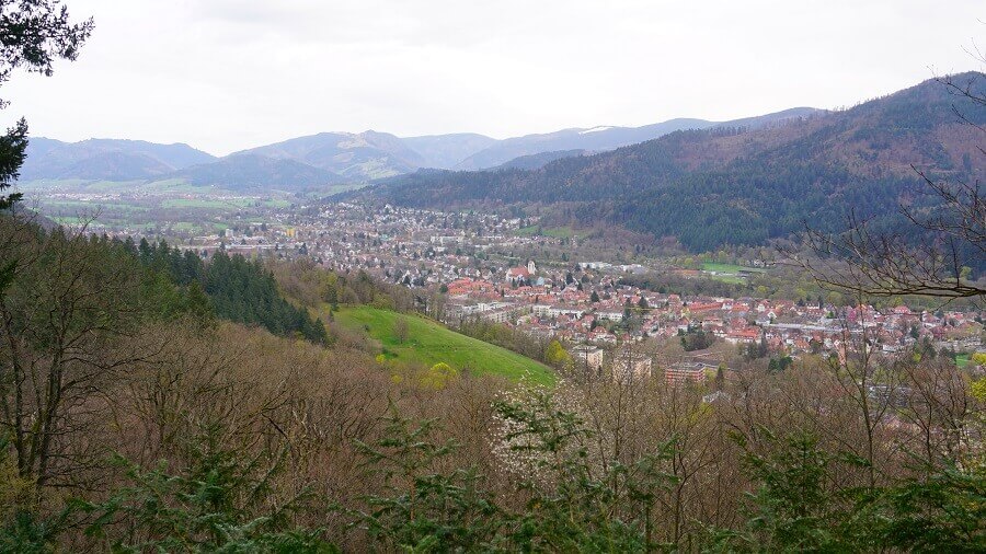 Aussicht auf Tal und Berge im Scharzwald bei Freiburg