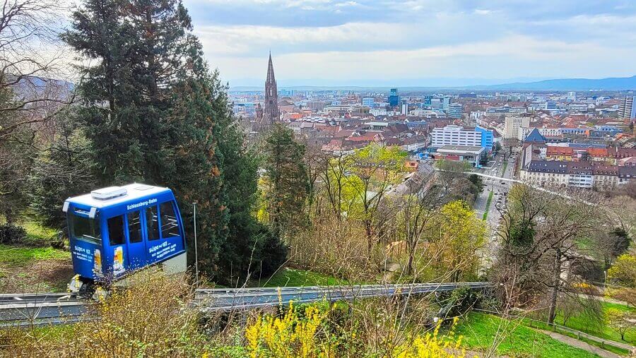 Kabine der Schlossbergbahn mit Aussicht auf Freiburg
