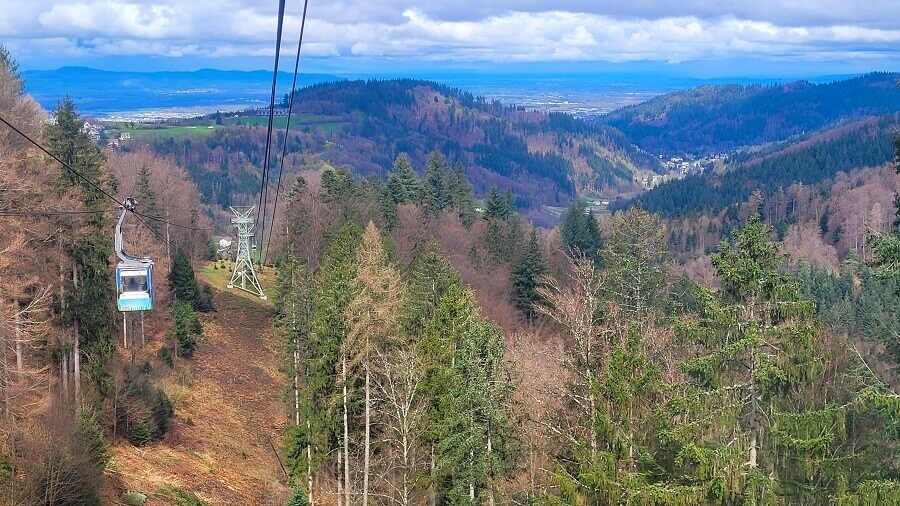 Blick auf die Schauinslandbahn und Berge im Schwarzwald bei Freiburg