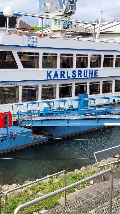 Passagierschiff auf dem Rhein in Karlsruhe