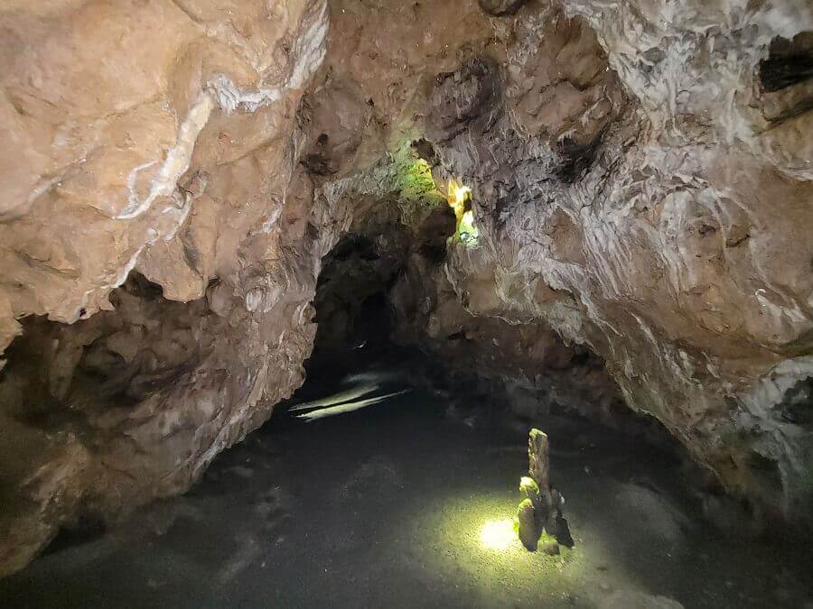 Imposanter Blick in eine Höhle