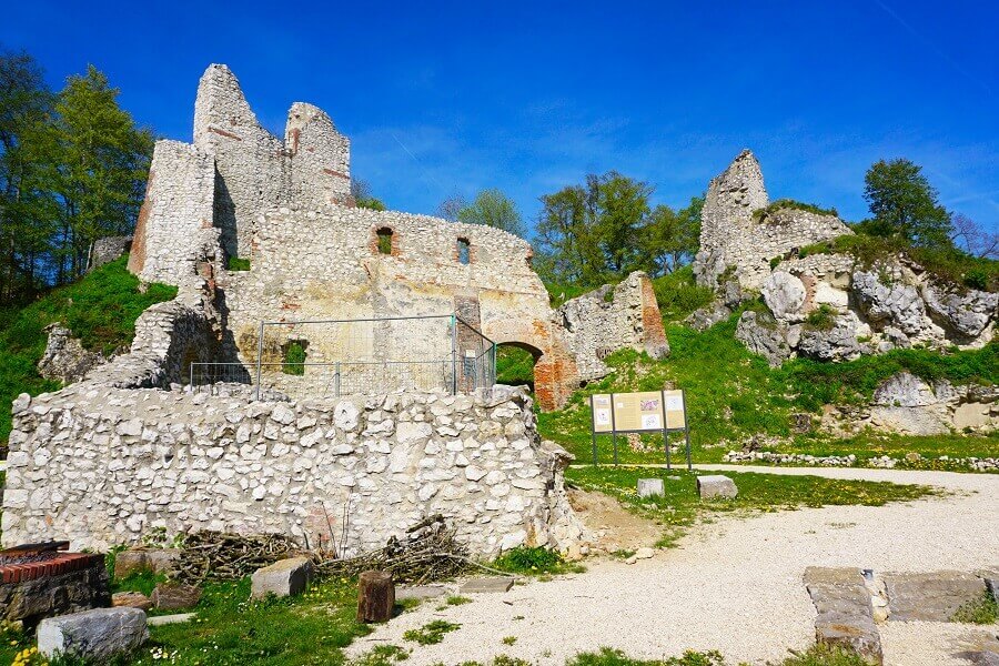Hohe Ruinenmauern einer alten Burganlage