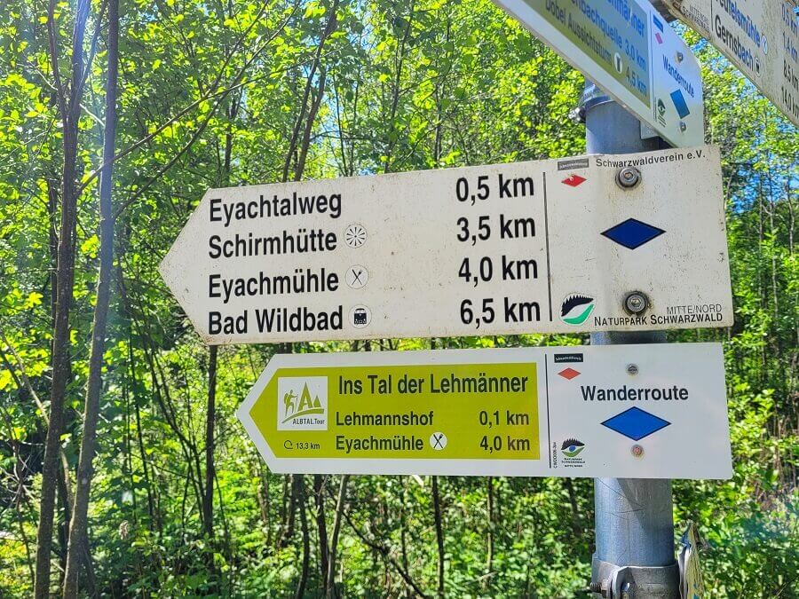 Wegweiser Wanderweg Ins Tal der Lehmänner zum Eyachtal
