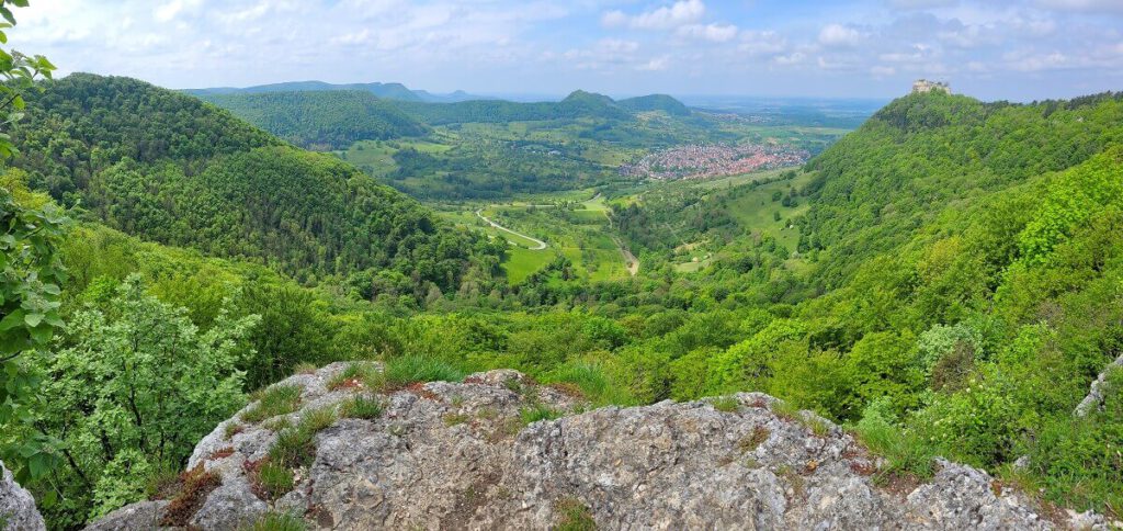 Schöne Aussichten von einem Felsen über ein großes Tal