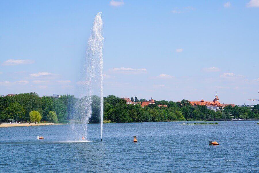 Wöhrder See in Nürnberg mit Wasserfontäne
