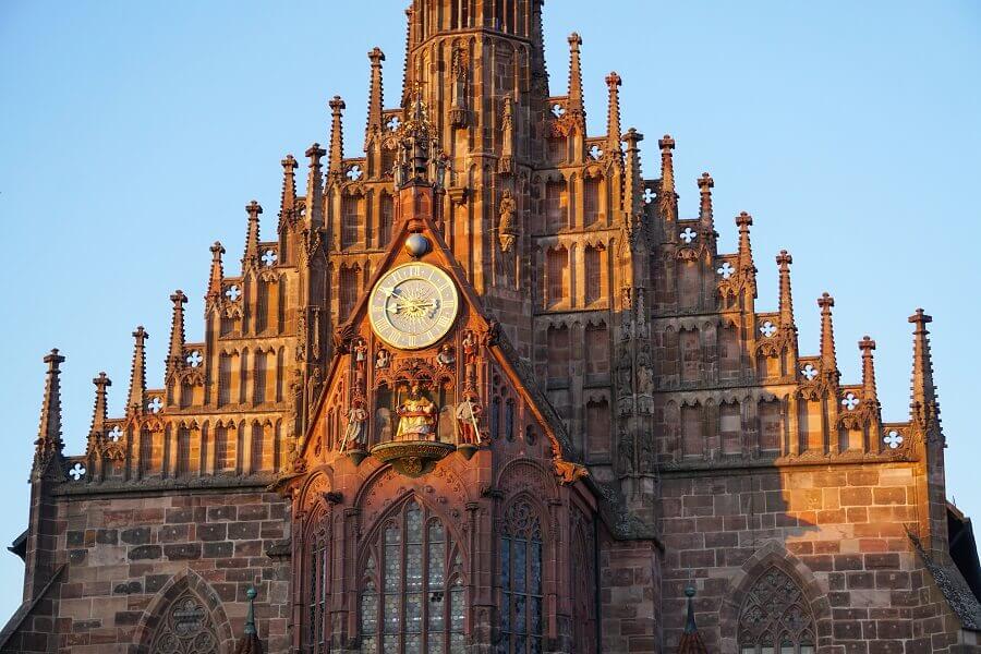 Gotisches Dach der Frauenkirche in Nürnberg