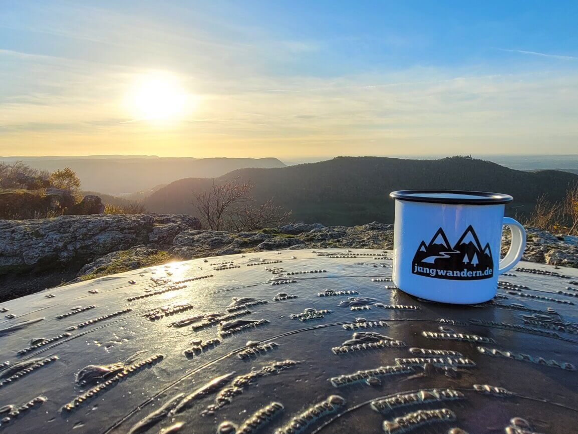 jungwandern Tasse beim Sonnenuntergang am Breitenstein auf der Schwäbischen Alb