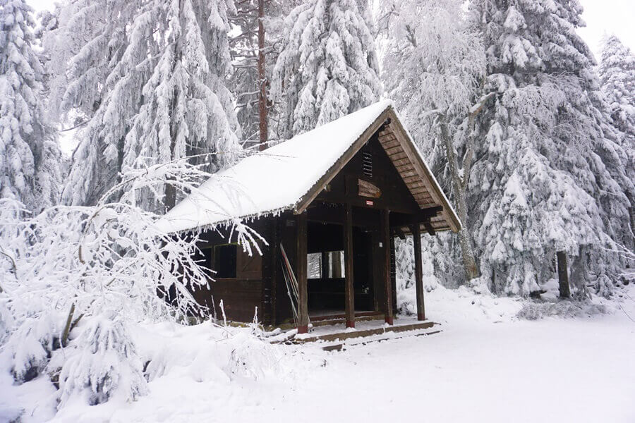 Schutzhütte im Winter