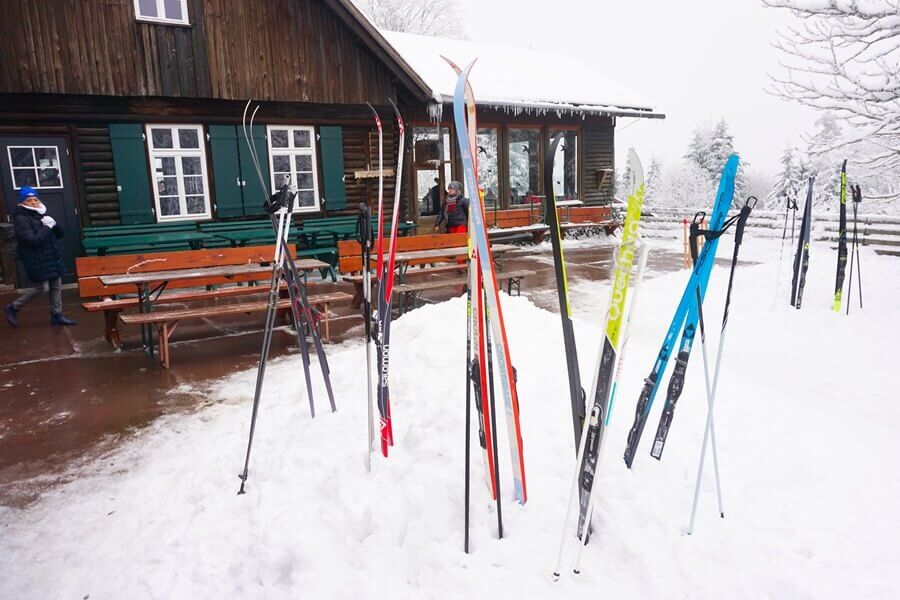 Mehrere Paar Skier im Schnee