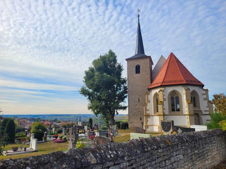 Bergkirche mit einem Friedhof
