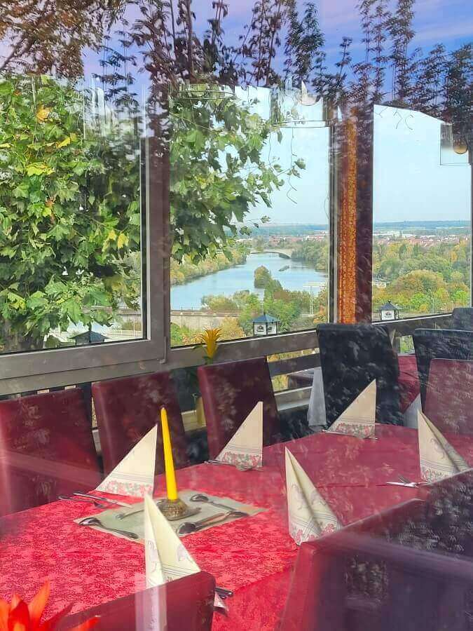 Restaurant mit schöner Aussicht auf einen Fluss