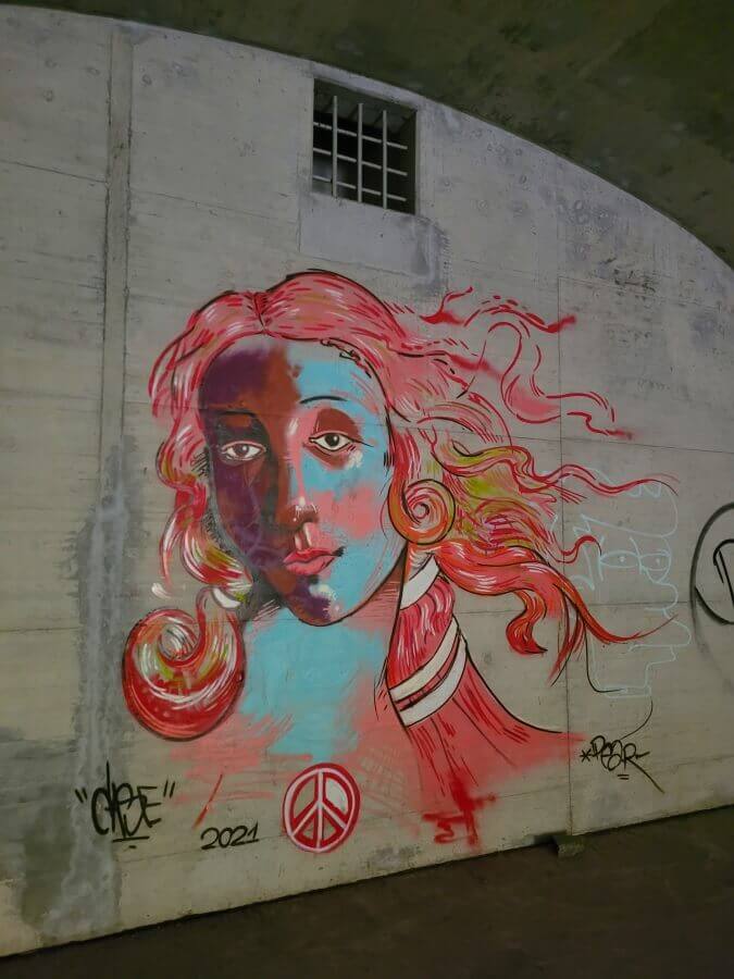 Graffiti in einem Munitionsbunker