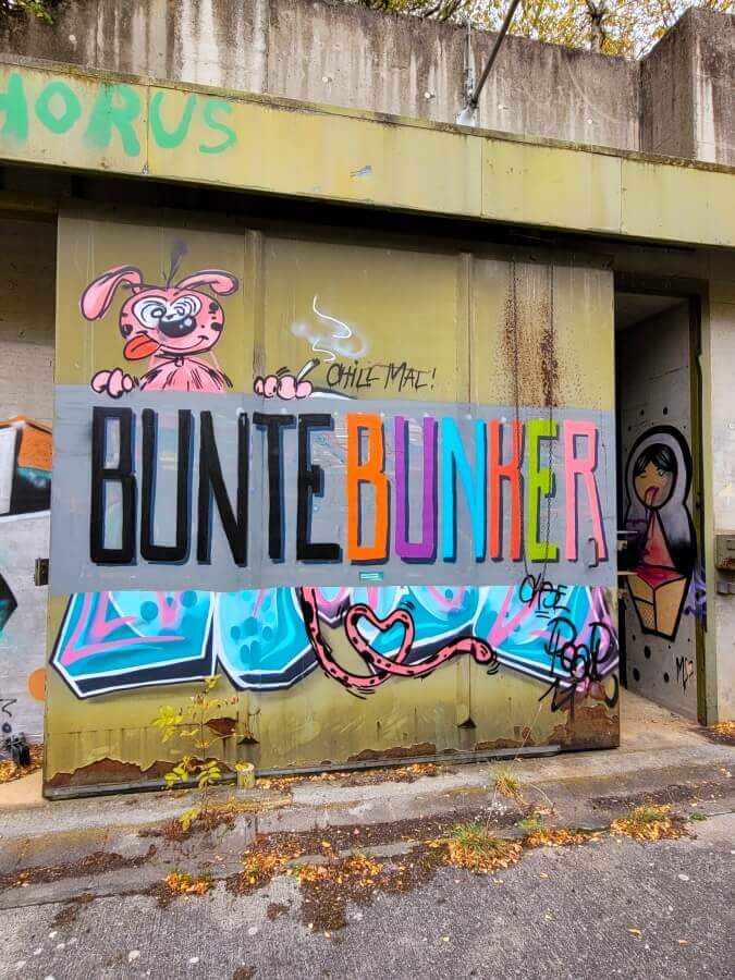 Bunter Schriftzug an einem alten Bunker