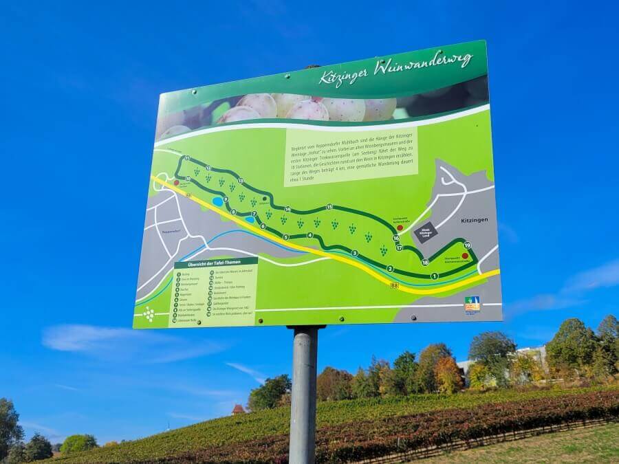 Informationstafel zu einem Wanderweg in Kitzingen