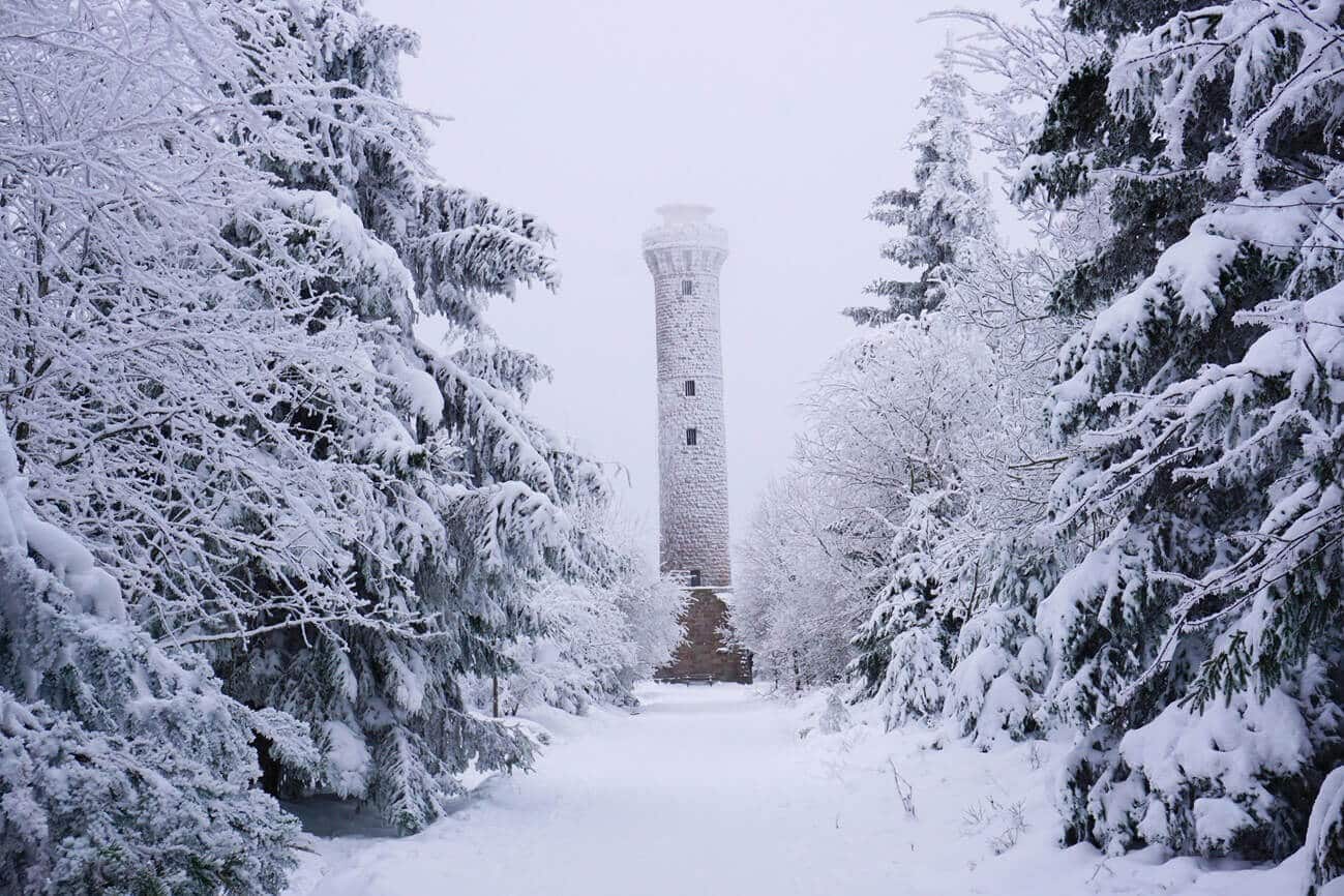 Turm in verschneiter Winterlandschaft