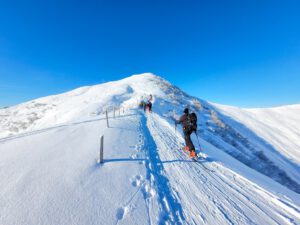 Mann beim Schneeschuhwandern auf einen Berg