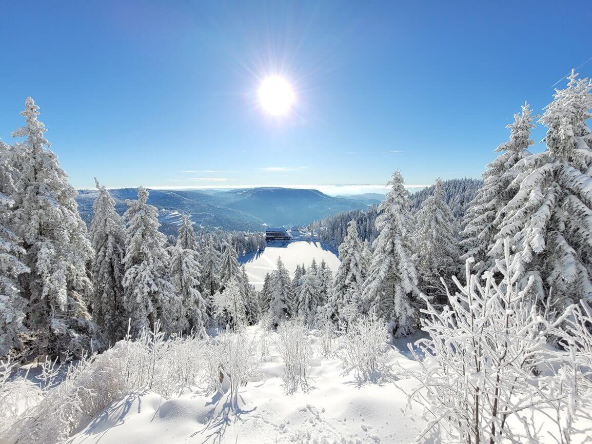 Bergsee im Winter mit Schnee und Sonnenschein
